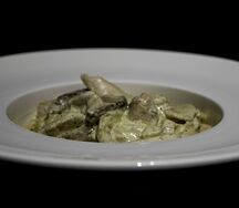 Паста с курицей и грибами в соусе песто
