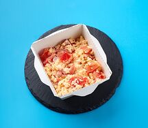 Скрэмбл с томатом, сыром и ветчиной