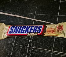 Шоколадный батончик Snickers белый