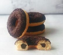 Донат с шоколадной начинкой