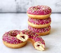 Донат с клубничной начинкой