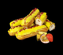 Эклеры с манго, клубникой и маракуйей