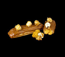 Эклер с варёной сгущёнкой и попкорном