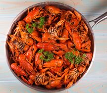 Жареные раки Xl фламбе в сливочно-чесночном соусе