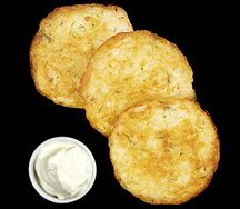 Драники со сметаной и жареным луком