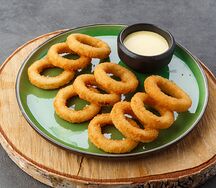 Луковые кольца с сырным соусом
