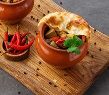 Чанахи с бараниной в горшочке под хлебной шапочкой