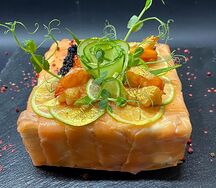 Бенто Золотой лосось с авокадо