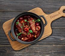 Свиные ребрышки в вишневом соусе