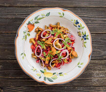 Винегрет с солеными лисичками