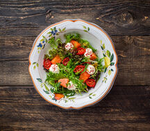 Салат с лососем холодное копчения 