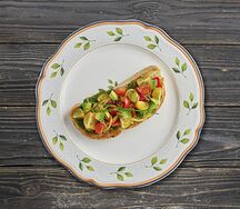 Брускетта с томатами черри, дайконом и авокадо