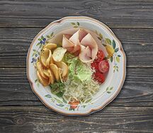 Ромейн с соусом цезарь с индейкой