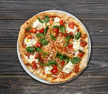 Пицца с томатами и страчателлой