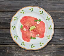 Тунец с тартаром из авокадо, томатов и свежего огурца 