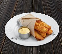 Куриные стрипсы с сырным соусом