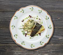 Мурманская камбала с картофелем и соусом из креветок