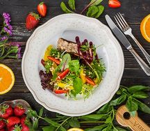 Закуска из запеченной утки в медово-горчичном соусе