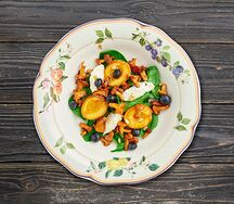 Салат с лисичками и козьим сыром