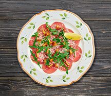 Карпаччо из говядины с теплыми лисичками