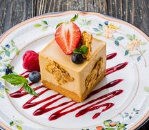 Пирожное из жареного белого шоколада