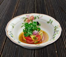 Салат из спелого манго, грунтовых томатов и авокадо