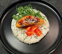 Стейк из лосося с рисом