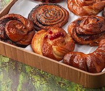 Сдобная булочка с марципаном и клюквой