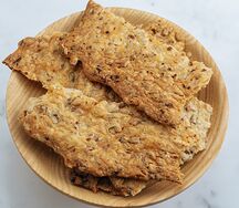 Луковые хлебцы с семенами