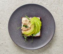 Смёрреброд с печенью трески и авокадо