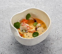 Биск из ракообразных с лососем, вонголе и камчатским крабом