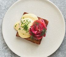 Бриошь с гравлаксом из лосося