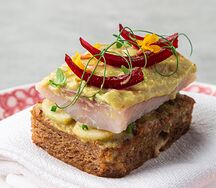 Френч-тост с сельдью, яблоком и curry