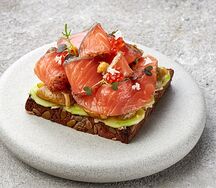 Смёрребрёд с форелью, толчёным картофелем и красной икрой