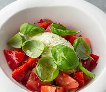 Сезонные томаты со спелой клубникой 