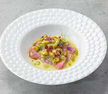 Обожженный гравлакс из лосося с маринованной щучьей икрой