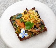 Смёрребрёд с копчёной ряпушкой, острыми огурцами