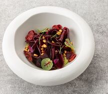 Вяленая свекла с муссом из авокадо