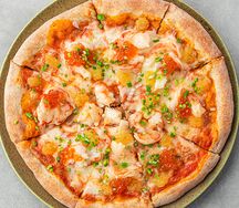 Пицца с лангустином и двумя видами икры