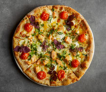 Пицца с лососем, томатами черри и луком-пореем