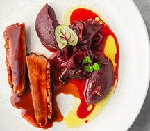 Утиная грудка со свёклой конфи, кремом из красной капусты и фуа-гра