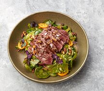 Салат с олениной гриль, фисташкой и кумкватом