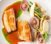 Cвинoй бок с кремом из корня сельдерея, запеченным красным луком и шимиджи