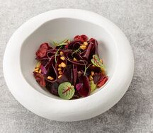 Вяленая свекла с муссом из авокадо