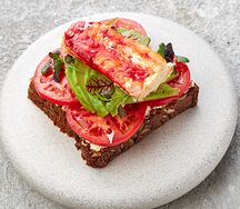 Смёрреброд с камчатским крабом, томатами, запеченным авокадо