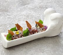 Тартар из мраморной говядины с черемшой и чипсами из топинамбура