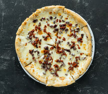 Пицца с олениной и вялеными томатами