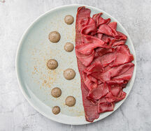 Подкопчённая оленина с кремом из белых грибов