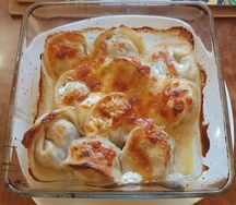 Пельмени, запеченные в сметане с сыром