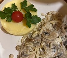 Бефстроганов говядина с пюре